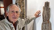 Bildhauer Norbert Klodwig (80) neben einem seiner Kunstwerke