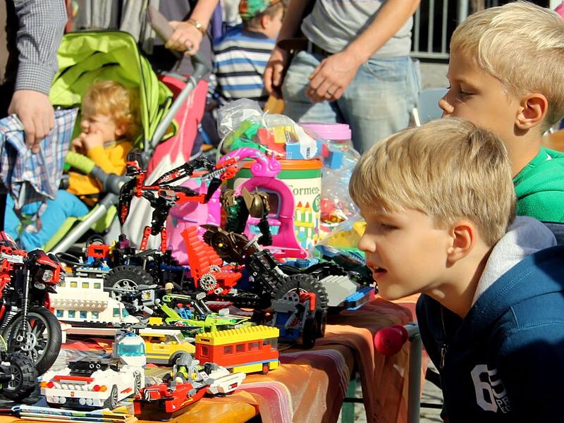 Die Schnäppchen beim Kinderflohmarkt werden genau unter die Lupe genommen, bevor sie den Eigentümer wechseln.