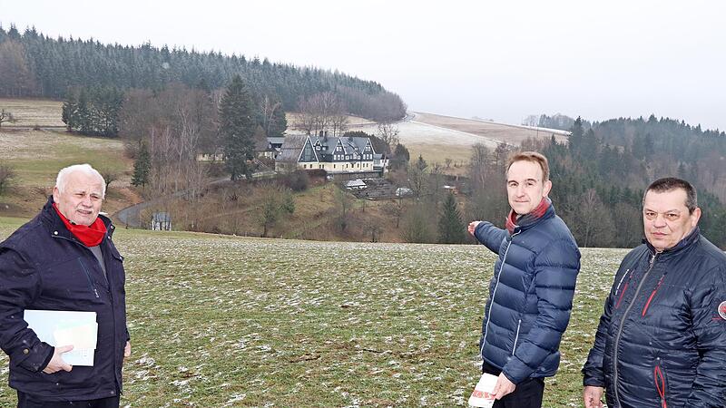 Die beiden Kreisheimatpfleger (von links) Dieter Lau und Robert Wachter sowie Gemeinderat Klaus Sesselmann befürchten enorme negative Auswirkungen einer geplanten Photovoltaikanlage zwischen Trebesberg und dem Exerzitienhaus Gries – etwa auch auf der braunen Fläche rechts oberhalb des Exerzitienhauses. Sie fordern eine Diskussion um geeignete Standorte.