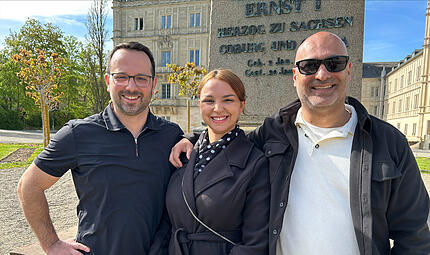 Freuen sich aufs Coburger Schlossplatzfest 2026 (von links): Enrico Pizzato, Saoussene Bellout von &bdquo;Fusion Catering&ldquo; sowie Nima Khorsandi.