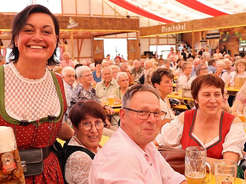Chefbedienung Manuela Warum nimmt den Nachmittagsansturm gelassen. Richtig heiß wird es erst am Abend, wenn alle auf den Bänken tanzen. Dann stemmt sie bis zu zwölf Maßkrüge gleichzeitig.Sonny Adam Chefbedienung Manuela Warum nimmt den Nachmittagsansturm gelassen. Richtig heiß wird es erst am Abend, wenn alle auf den Bänken tanzen. Dann stemmt sie bis zu zwölf Maßkrüge gleichzeitig.Sonny Adam