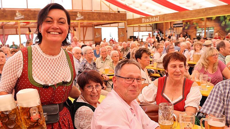 Chefbedienung Manuela Warum nimmt den Nachmittagsansturm gelassen. Richtig hei&szlig; wird es erst am Abend, wenn alle auf den B&auml;nken tanzen. Dann stemmt sie bis zu zw&ouml;lf Ma&szlig;kr&uuml;ge gleichzeitig.Sonny Adam