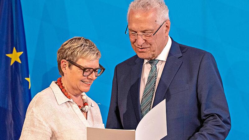 Bayerns Innenminister Joachim Herrmann überreicht Sabine Dittmar die Verdienstmedaille. Alexandra Beier Bayerns Innenminister Joachim Herrmann überreicht Sabine Dittmar die Verdienstmedaille. Alexandra Beier