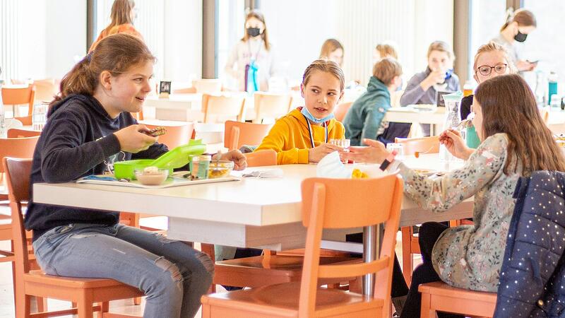 Das gemeinsame Mittagessen findet in der Mensa des Egbert-Gymnasiums Münsterschwarzach statt. Dort können die Kinder entweder das vor Ort frisch zubereitete Essen mit regionalen Produkten buchen oder ihr eigenes Essen mitbringen. Das gemeinsame Mittagessen findet in der Mensa des Egbert-Gymnasiums Münsterschwarzach statt. Dort können die Kinder entweder das vor Ort frisch zubereitete Essen mit regionalen Produkten buchen oder ihr eigenes Essen mitbringen.