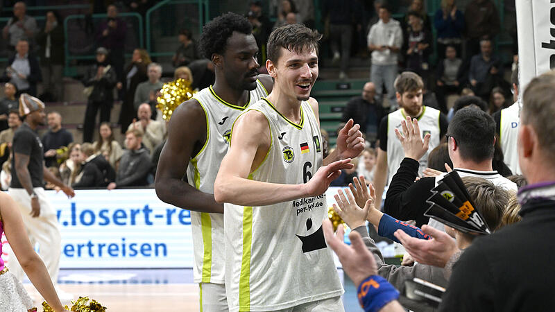 Sport Basketball 2. Bundesliga PROA Saison 2025 / 2026  11. Spieltag  am Sonntag  07.12.2025 Spielort  Bayreuth Oberfrankenhalle  Spielbeginn 15.00 h  BBC Bayreuth gegen Bayer Giants Leverkusen Halbzeitergebnis 46:36 Endstand 91:77 Jubel mit den Fans Mori