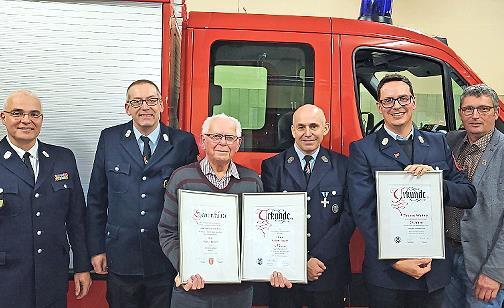 Robert Burger (3. von links) wurde f&uuml;r 70 Jahre Vereinsmitgliedschaft geehrt und gleichzeitig zum Ehrenmitglied ernannt. Der stv. Kommandant Thomas Wehner (2. von rechts) erhielt die Urkunde f&uuml;r 25 Jahre aktiven Dienst. &Uuml;berreicht wurden die Urkun...