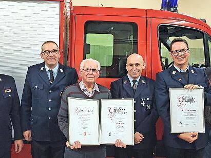 Robert Burger (3. von links) wurde f&uuml;r 70 Jahre Vereinsmitgliedschaft geehrt und gleichzeitig zum Ehrenmitglied ernannt. Der stv. Kommandant Thomas Wehner (2. von rechts) erhielt die Urkunde f&uuml;r 25 Jahre aktiven Dienst. &Uuml;berreicht wurden die Urkun...