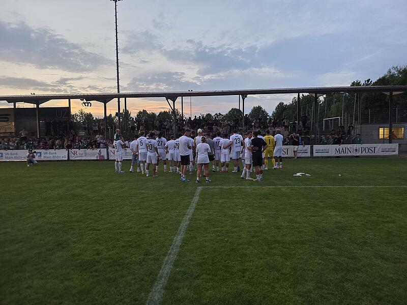Bedankten sich bei den Fans, die gute Stimmung machten: Die Spieler des FC Schweinfurt 05. Bedankten sich bei den Fans, die gute Stimmung machten: Die Spieler des FC Schweinfurt 05.