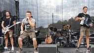 Philipp, Tobias und Markus Thomann (von links) rockten zusammen mit ihrer Band das Zeltlager und würdigten so den Feuerwehr-Nachwuchs.