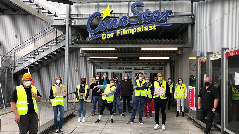 Cinestar-Mitarbeiter protestieren gegen die Schlie&szlig;ung des Kinos im Atrium.