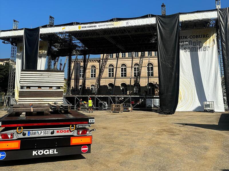 HUK-Coburg-Open-Air-Sommer 2024: Aufbau der Bühne auf dem Schlossplatz