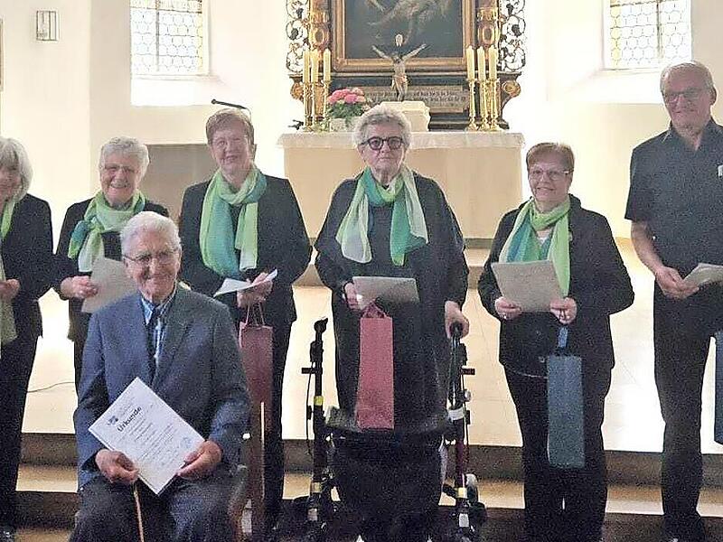 Beim 80. Jubil&auml;um des Kirchenchors Gleisenau wurden geehrt: Else Gerber, Herbert Hofmann, Christl K&auml;b, Christa Viernek&auml;s, Norbert Wippich, Helga Zieg, Margot Druckenbrod und Wilhelm Will.
