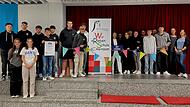 Das komplette Fairtrade-Schülerteam mit Schulleiterin Manuela Küfner (11. von rechts) sowie den betreuenden Lehrkräften Susanne Müller und Kirsten Christiansen (von rechts).