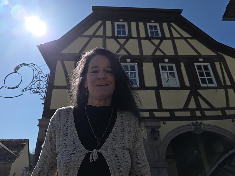 Der Gasthof steht prominent mitten in Untererthal. Im Geb&auml;lk war fr&uuml;her  einmal die Post und das Amtsgericht untergebracht. Seit 1. M&auml;rz 2026 ist Tina Gebert die P&auml;chterin.