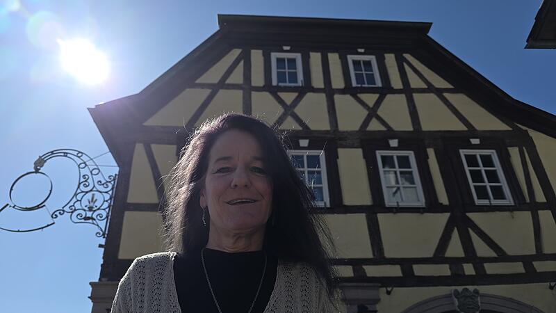 Tina Gebert ist die neue Wirtin im "Zum Goldenen Kreuz" in Untererthal. Der Gasthof steht prominent mitten in Untererthal. Im Gebälk war früher einmal die Post und das Amtsgericht untergebracht. Seit 1. März 2026 ist Tina Gebert die Pächterin.