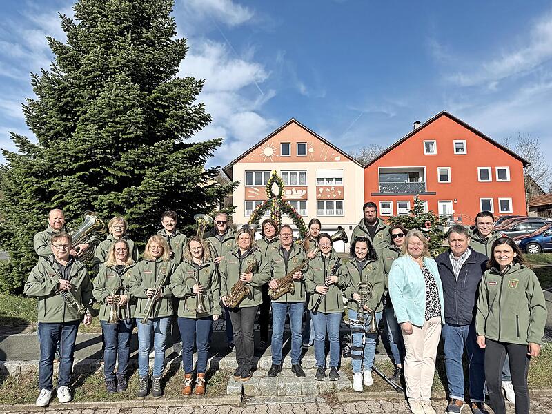 Von links: Trubachtaler Sp&auml;tlese, Bianca und J&uuml;rgen H&auml;fner (Specific Bau), Elias Polster und Theresa H&auml;fner.