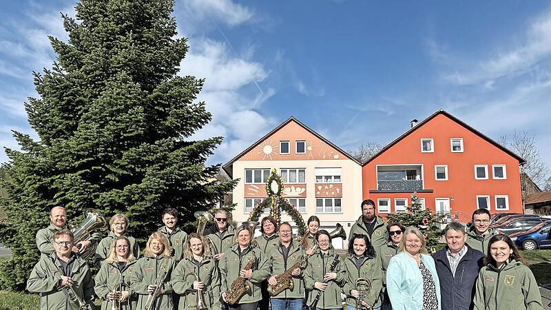 Von links: Trubachtaler Sp&auml;tlese, Bianca und J&uuml;rgen H&auml;fner (Specific Bau), Elias Polster und Theresa H&auml;fner.