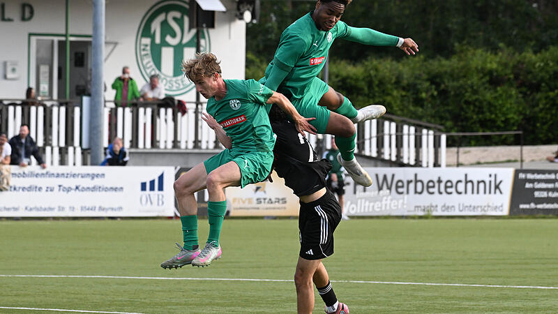 Sport Fußball Saison 2026 / 2027 Bayernliga Nord 01. Spieltag Dienstag 21.07.2026 Spielort Sportpark am Weinberg Neudrossenfeld Spielbeginn 19.00 h TSV Neudrossenfeld gegen SV Fortuna Regensburg Halbzeitergebnis 0:0 Brandon Monthé Oskar Stechl Amir H Sport Fußball Saison 2026 / 2027 Bayernliga Nord 01. Spieltag Dienstag 21.07.2026 Spielort Sportpark am Weinberg Neudrossenfeld Spielbeginn 19.00 h TSV Neudrossenfeld gegen SV Fortuna Regensburg Halbzeitergebnis 0:0 Brandon Monthé Oskar Stechl Amir H