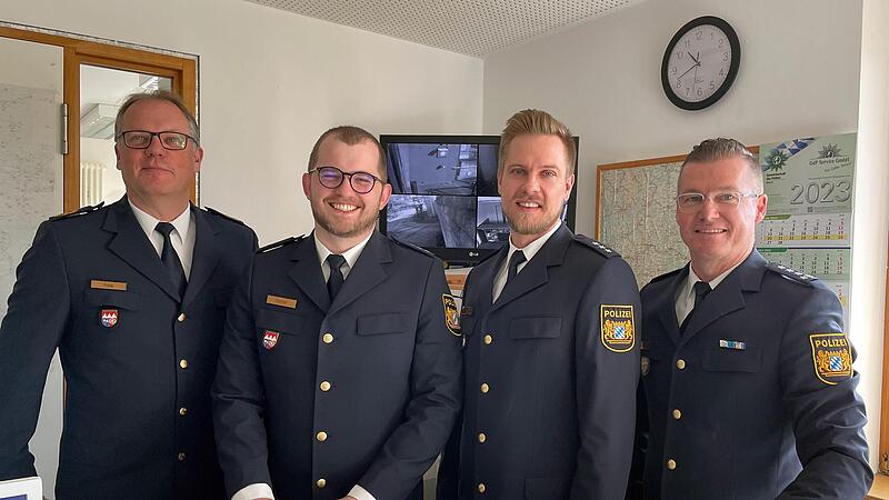 Höchstpersönlich mit dabei (von links) Polizeipräsident Detlev Tolle dankte Polizeihauptkommissar Moritz Dippel für seinen Einsatz in Ebern. Nun kommt hier Polizeihauptkommissar Thomas Schlachter ans Ruder. Vorgänger von Dippel, Erster Polizei... Höchstpersönlich mit dabei (von links) Polizeipräsident Detlev Tolle dankte Polizeihauptkommissar Moritz Dippel für seinen Einsatz in Ebern. Nun kommt hier Polizeihauptkommissar Thomas Schlachter ans Ruder. Vorgänger von Dippel, Erster Polizei...