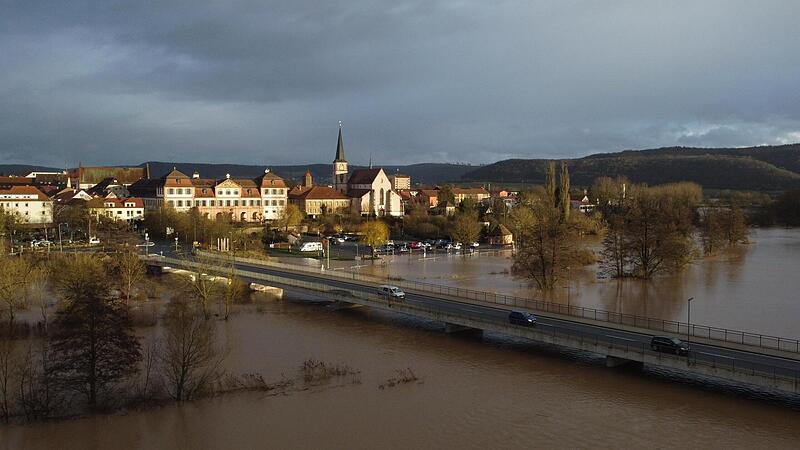 Die Kernstadt Hammelburg ist wegen ihrer erh&ouml;hten Lage kaum vom Hochwasser betroffen. Gesperrt ist allerdings der ufernahe Wohnmobilstellplatz.