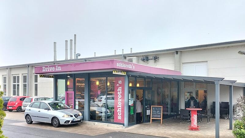 Gro&szlig;er Andrang am letzten &Ouml;ffnungstag bei Schlereth's Caf&eacute; in Knetzgau - alle Filialen der B&auml;ckerei Schlereth bleiben k&uuml;nftig geschlossen.