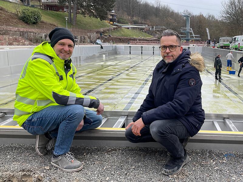 Stephan Scharf, Leiter des Hochbaureferats (rechts) und Projektleiter Michael Schlembach am Sportbecken. Aktuell l&auml;uft die Endreinigung der sanierten Becken, am 15. Mai soll das Terrassenbad &ouml;ffnen.