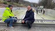 Stephan Scharf, Leiter des Hochbaureferats (rechts) und Projektleiter Michael Schlembach am Sportbecken. Aktuell l&auml;uft die Endreinigung der sanierten Becken, am 15. Mai soll das Terrassenbad &ouml;ffnen.