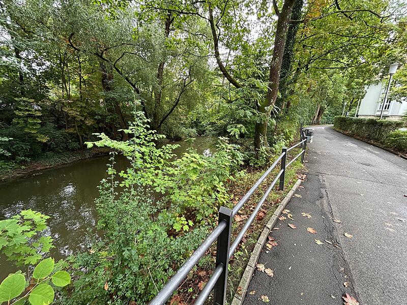 An der Itz in Coburg Die Behelfsbrücke soll zwischen dem Dr.-Daniel-Weg (rechts im Hintergrund ist die Staatliche Berufsschule zu sehen) und dem Schulgelände der Rückert-Mittelschule in der Löwenstraße errichtet werden.