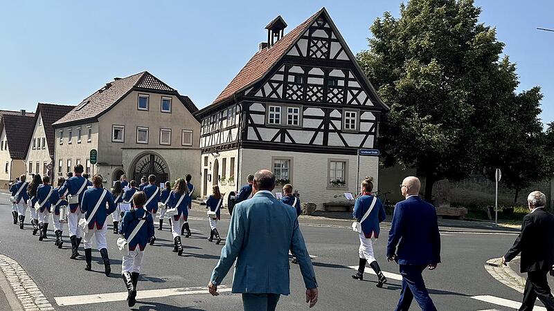 Der Festzug vor dem Alten Rathaus in Reiterswiesen