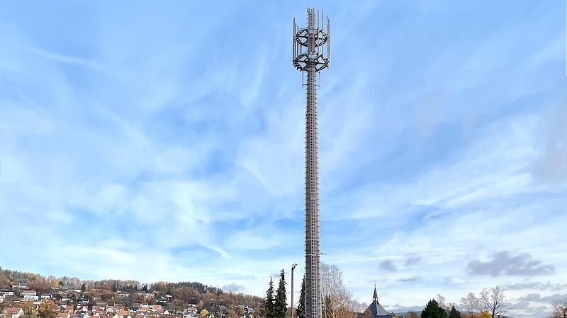 So könnte der 34 Meter hohe Funkmast in Burghaig am geplanten Sportplatz-Standort aussehen.