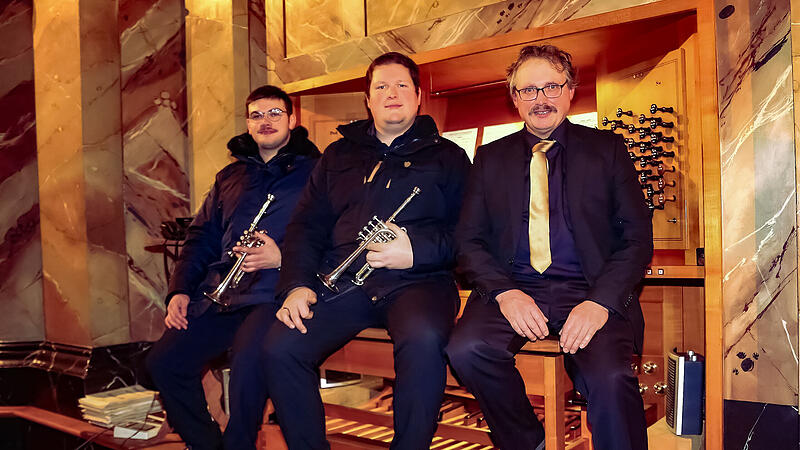 Die Trompeter Maximilian F&ouml;rtsch aus Sche&szlig;litz (links) und Michael Philipp aus Breiteng&uuml;&szlig;bach (Mitte) sowie an der Orgel der Volkacher Dekanatskantor Karl-Heinz Sauer