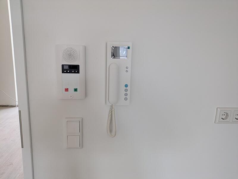 Jugendhaus Münnerstadt der Augustiner wird betreutes Wohnen der Carl von Heß SozialstiftungSanierung Münnerstädter Jugendhaus (Stand März) In jeder Wohnung findet sich eine Gegensprechanlage für die Klingel und eine Gegensprechanlage zum Pflegedienst, falls Hilfe benötigt wird.