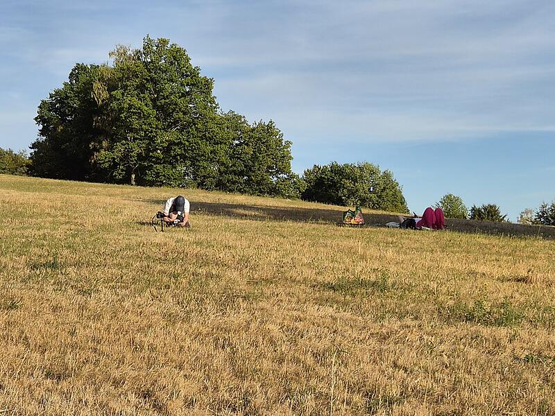 An der Grillh&uuml;tte Edelruh in Bad Br&uuml;ckenau haben am 12. August 2026 Interessierte die Sonnenfinsternis beobachtet.