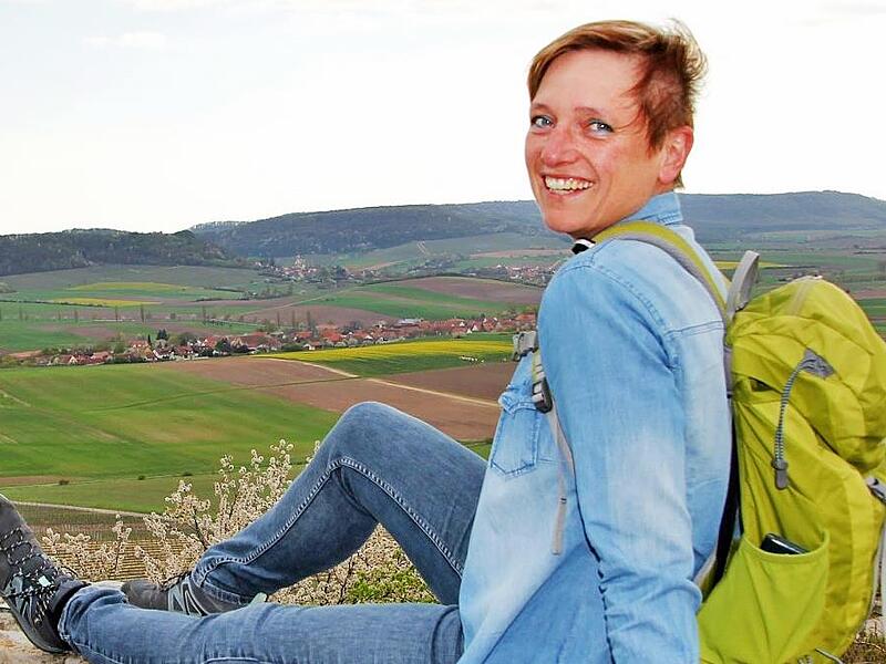 Direkt am Steigerwaldrand macht Gabi L&ouml;sch gerne Rast. Der &bdquo;Frankenblick&ldquo; bei Abtswind ist daf&uuml;r wie geschaffen.