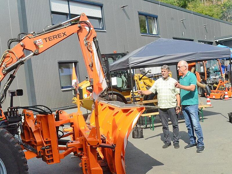 Auch aus dem Rodachtal kam man ins Haßlachtal, um den Bauhof Pressig und die Gerätschaften zu inspizieren: Bürgermeister Gerhard Wunder (Steinwiesen) und 2. Bürgermeister Thomas Hümmrich (Marktrodach) im Fachgespräch. Drinnen wie draußen herrschte...