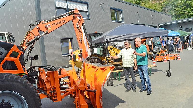 Auch aus dem Rodachtal kam man ins Haßlachtal, um den Bauhof Pressig und die Gerätschaften zu inspizieren: Bürgermeister Gerhard Wunder (Steinwiesen) und 2. Bürgermeister Thomas Hümmrich (Marktrodach) im Fachgespräch. Drinnen wie draußen herrschte...