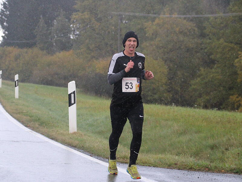 Trotz nasskaltem Herbstwetter lie&szlig;en sich die Sportler den Spa&szlig;  beim 38. Frankenwaldlauf der LG Ludwigschorgast nicht vermiesen.