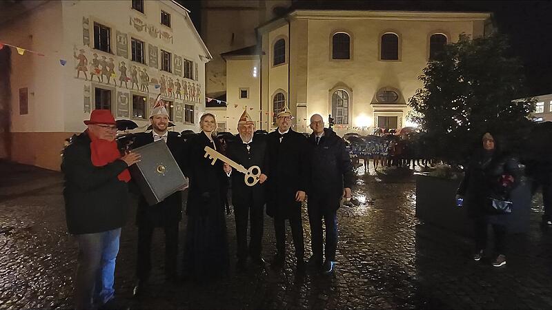 Rathaussturm in Bad Kissingen: Der Schl&uuml;ssel ist &uuml;bergeben.