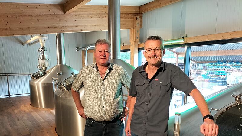 Die Geschäftsführer Roland (links) und Oswald Kundmüller dürfen sich über den Titel „Brauerei des Jahres“  und Gold beim „World Beer Cup“ freuen.