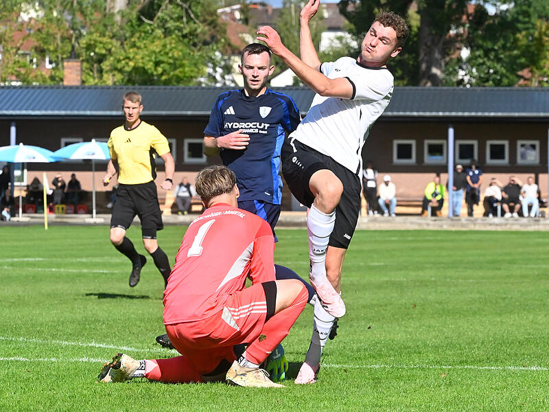 Paul Klose (weißes Trikot) und der SC Sylvia Ebersdorf wollen sich auch im Derby gegen den FC Coburg II keine Blöße geben.