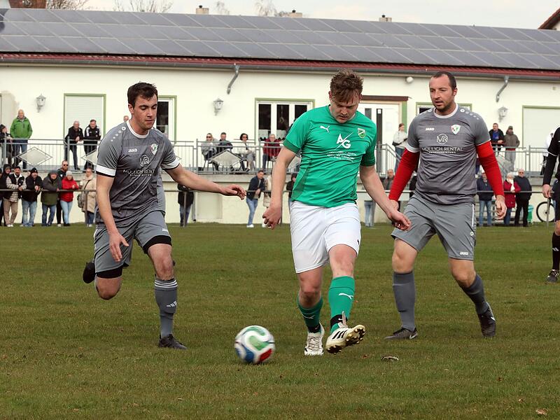 Der D&ouml;rfleinser Nicolaj Prozelt (Mitte) hat die T&uuml;tschengereuther Felix Reus (links) und Lukas Wernsdorfer im Nacken.