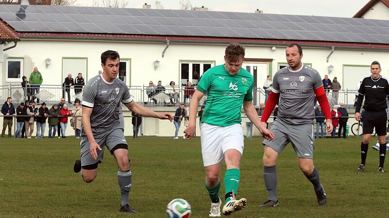 Der Dörfleinser Nicolaj Prozelt (Mitte) hat die Tütschengereuther Felix Reus (links) und Lukas Wernsdorfer im Nacken. Der Dörfleinser Nicolaj Prozelt (Mitte) hat die Tütschengereuther Felix Reus (links) und Lukas Wernsdorfer im Nacken.