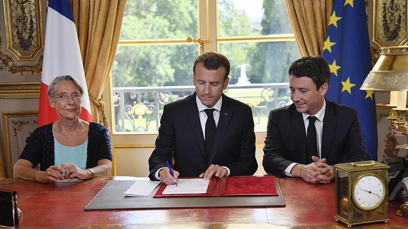 Pr&auml;sident Emmanuel Macron unterzeichnete 2018 nach einem langen Streik die Reform der Staatsbahn. &Uuml;ber die jetzt angek&uuml;ndigten Arbeitsniederlegungen zeigte er sich erbost.