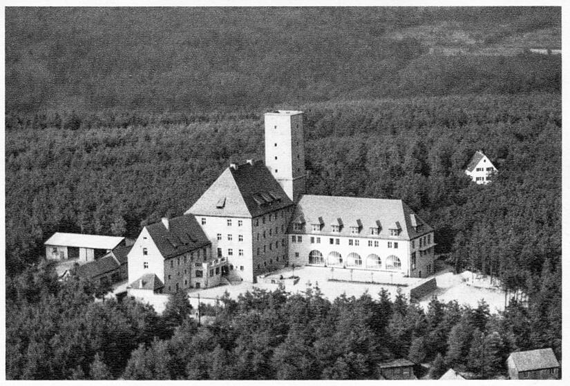Burg Feuerstein auf einer Postkarte um 1950 Burg Feuerstein auf der Hochebene über Ebermannsstadt.