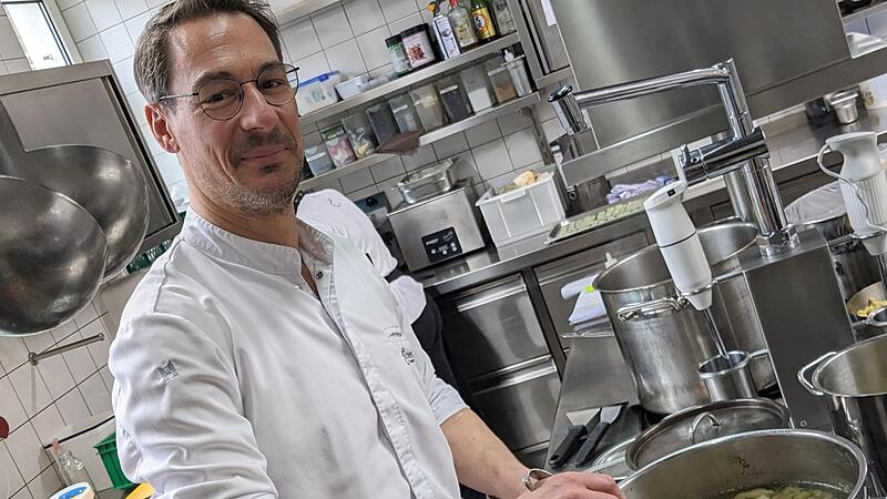 Sternekoch Frederik Desch bereitet einen Fischfonds zu.