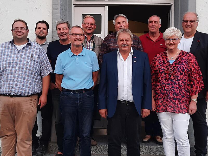 Sie wurden gewählt (vorne, von links): Ulrich Müller, Ulrich Oßmann, Heinrich Schneider, Uschi Hempfling; (hinten, von links) Andreas Schade, Eberhard Kraus, Richard Eichhorn, Heinz Schmidt, Michael Blüml sowie Reinhard Bauer (Hauptgeschäftsführer... Sie wurden gewählt (vorne, von links): Ulrich Müller, Ulrich Oßmann, Heinrich Schneider, Uschi Hempfling; (hinten, von links) Andreas Schade, Eberhard Kraus, Richard Eichhorn, Heinz Schmidt, Michael Blüml sowie Reinhard Bauer (Hauptgeschäftsführer...