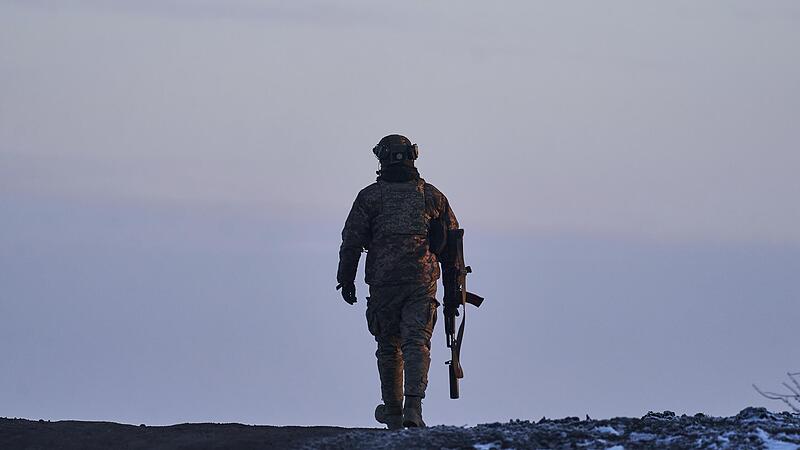 Ein ukrainischer Soldat geht zu seiner Position an der Frontlinie in der Nähe von Bachmut. Russland und die Ukraine gehen schon bald ins zweite Kriegsjahr. Ein Ende ist nicht in Sicht. Ein ukrainischer Soldat geht zu seiner Position an der Frontlinie in der Nähe von Bachmut. Russland und die Ukraine gehen schon bald ins zweite Kriegsjahr. Ein Ende ist nicht in Sicht.