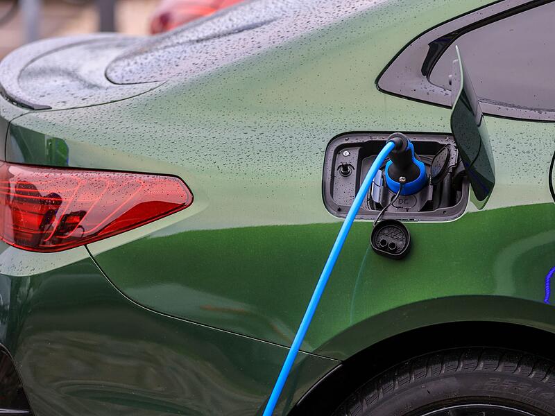 Elektroauto lädt an Ladesäule Elektroauto lädt an Ladesäule