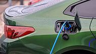 Elektroauto lädt an Ladesäule Elektroauto lädt an Ladesäule