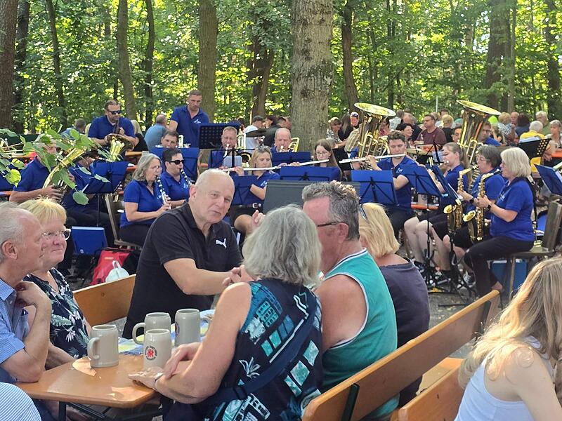 Brotzeit, Bier und im Hintergrund die Adelsdorfer Musikanten auf dem Keller in Lauf. Brotzeit, Bier und im Hintergrund die Adelsdorfer Musikanten auf dem Keller in Lauf.